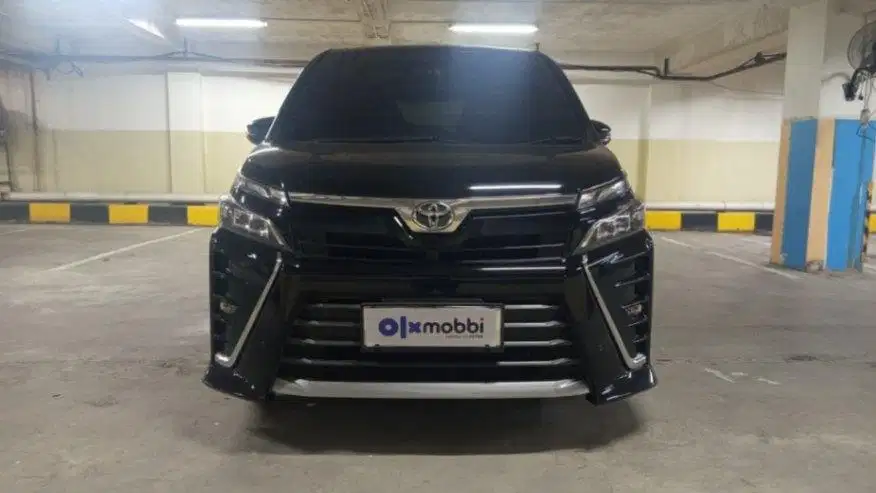 DP Rendah  12JT Toyota Voxy 2.0 Bensin-AT 2018 Hitam
