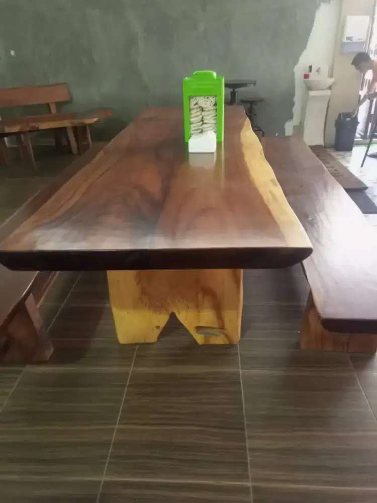 Meja makan kayu trembesi alami