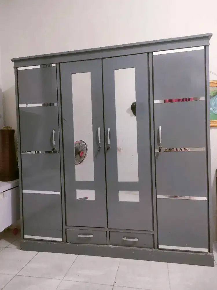 LEMARI 4 PINTU WARNA SILVER