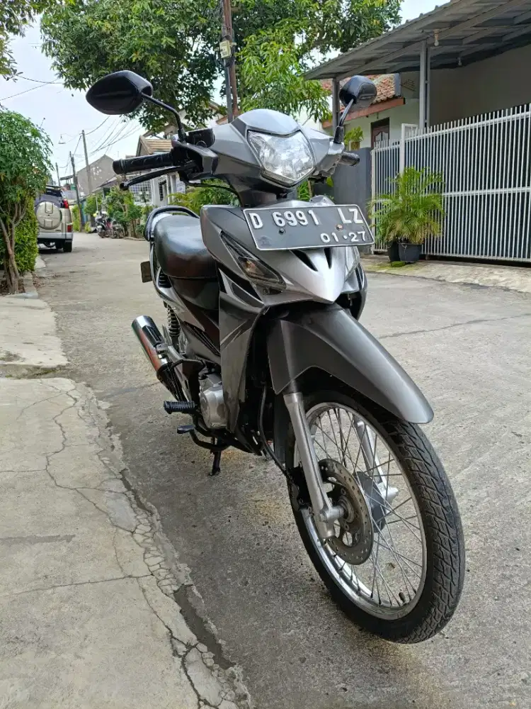 Honda Revo warna Silver THN 2007