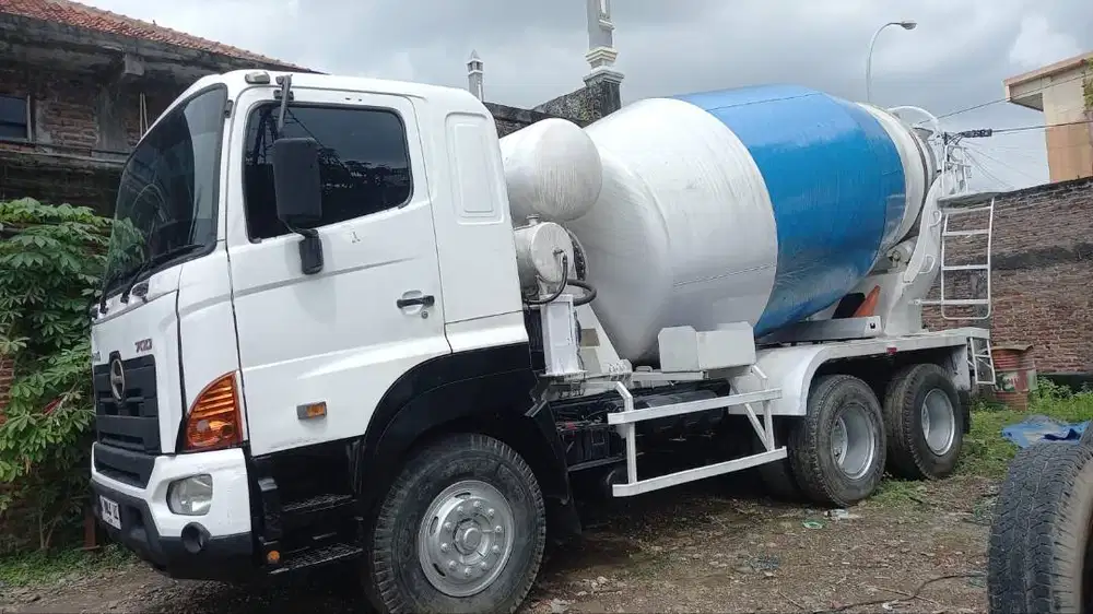 Hino 700 Truk tronton Mixer (6x7) 7 kubik tahun 2013