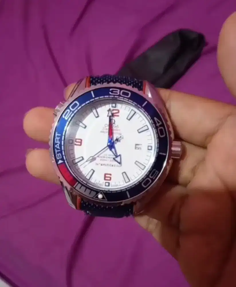Di jual jam tangan. Semua warna dan model ready untuk cow atau cew