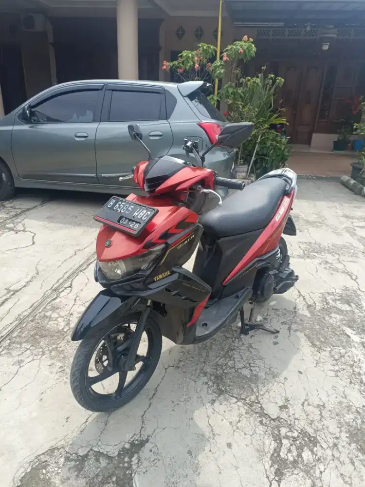Yamaha xeon merah hitam