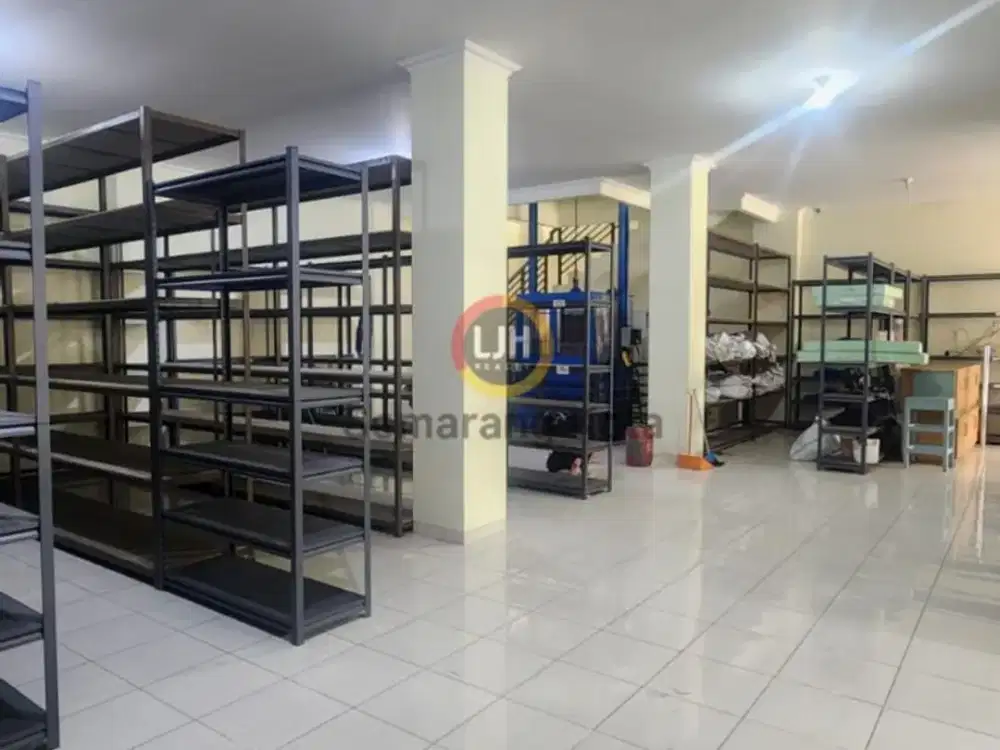 Bangunan gudang di jalan Belimbing