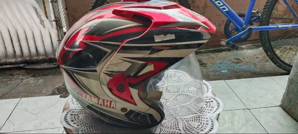 Helm Yamaha Merah Strip Putih