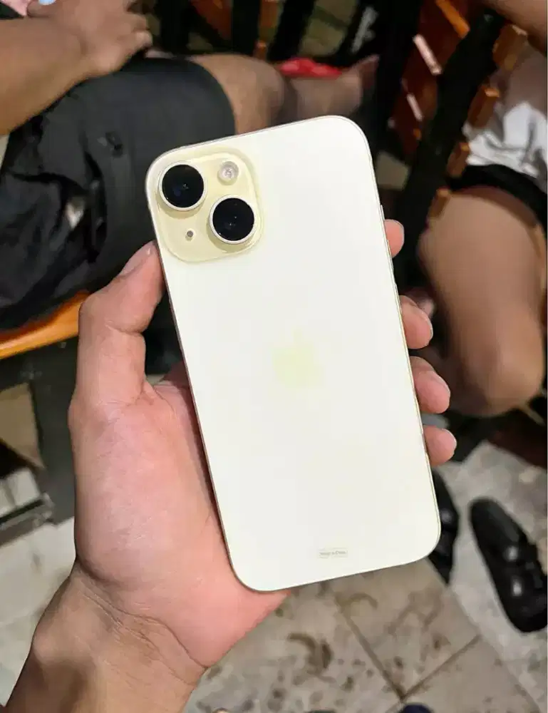 iPhone 15 yellow Ibox garansi on