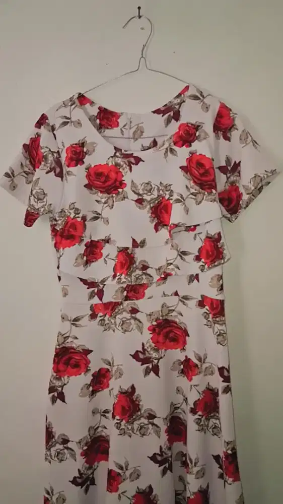 Dress Putih Motif Bunga-Bunga