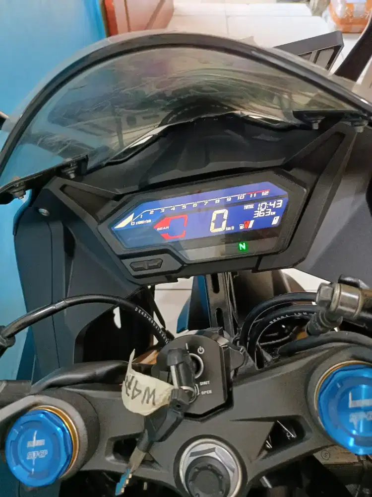 Hitam glossy HONDA CBR 150R TAHUN 2021 KM 300 LIKE NEW ISTIMEWA POLL