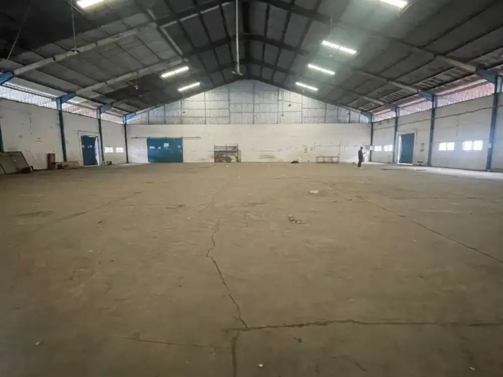 Gudang 5km dari pintu tol waru