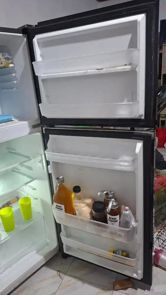 Jual Murah Kulkas 2 pintu Polytron belleza 220 liter