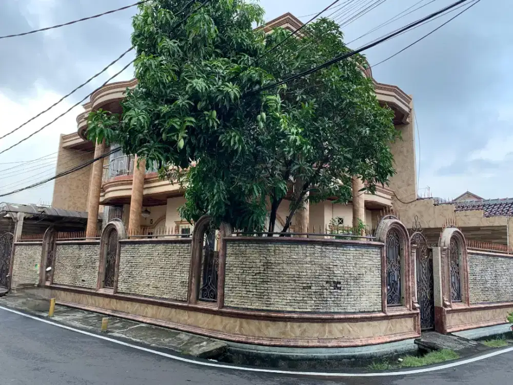 RUMAH MEWAH DI KOMPLEK BUARAN