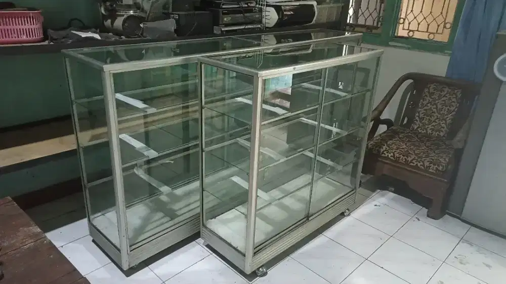 etalase kaca 2m n 1m bekas borong aja