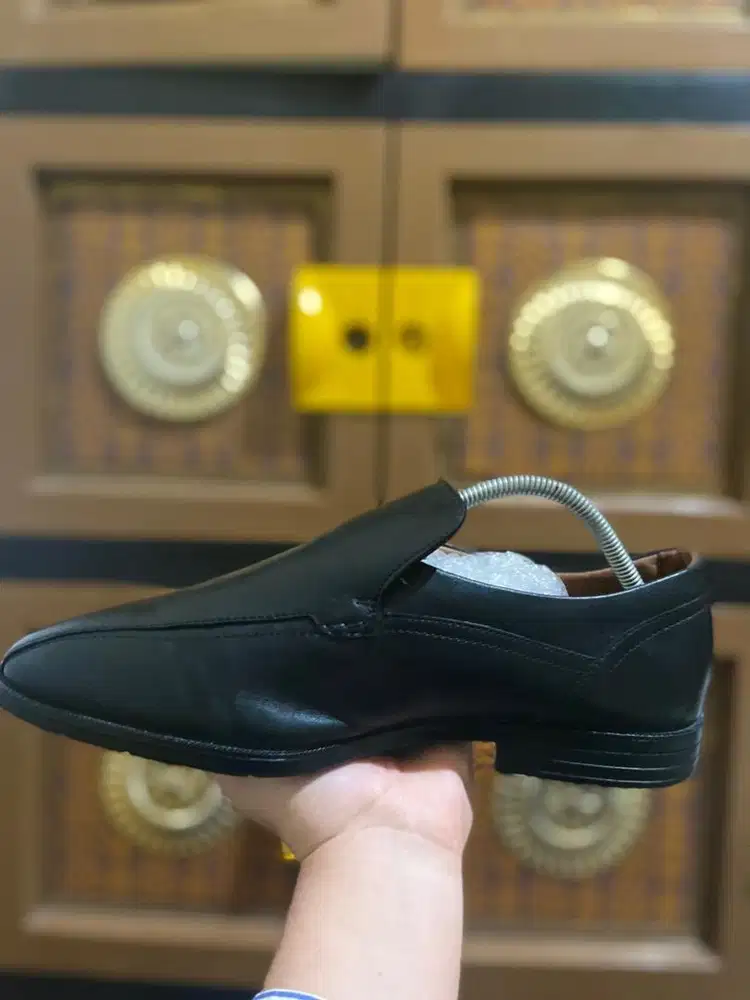 Sepatu pantofel Clarks kulit lentur