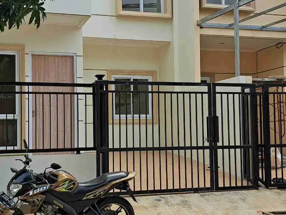 Rumah baru. Bebas banjir. 2 lantai. Tengah Kota.