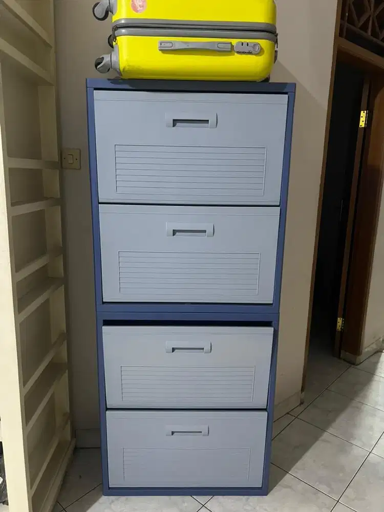 Lemari sepatu warna biru