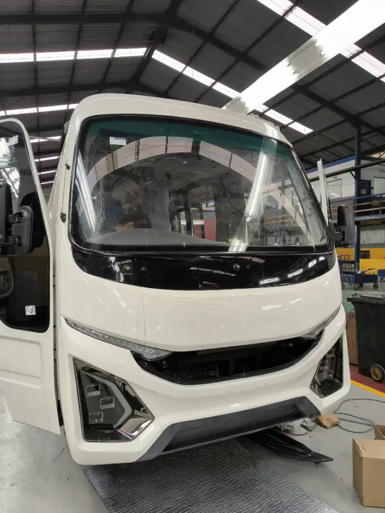 Bus 22 seat karoseri adiputro wrn putih 2025
