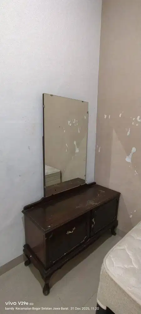 Meja rias klasik dari jati