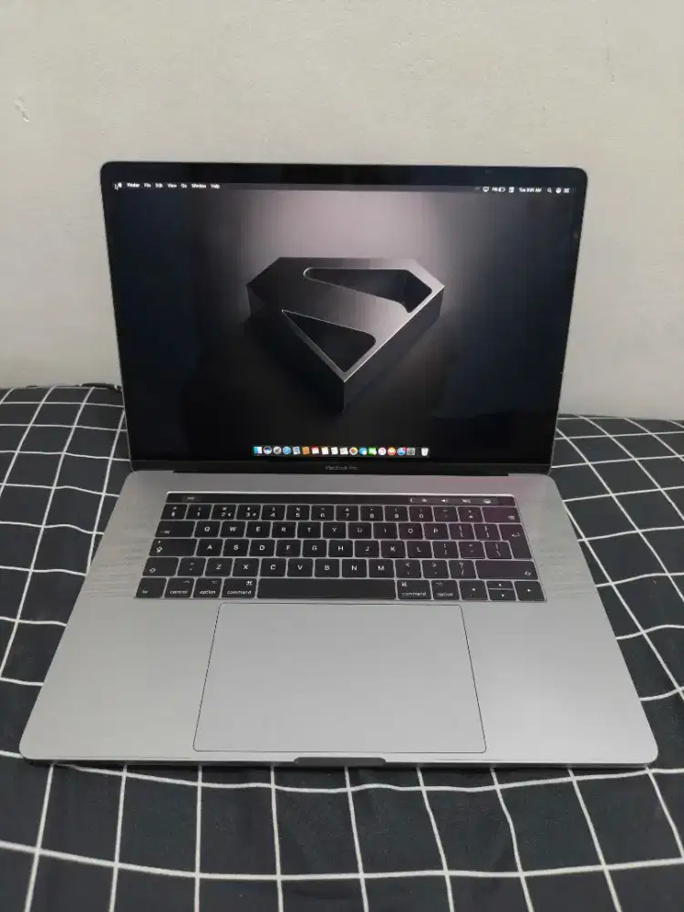 Macbook pro 15 inch 2016 i7 16gb/512gb dual vga