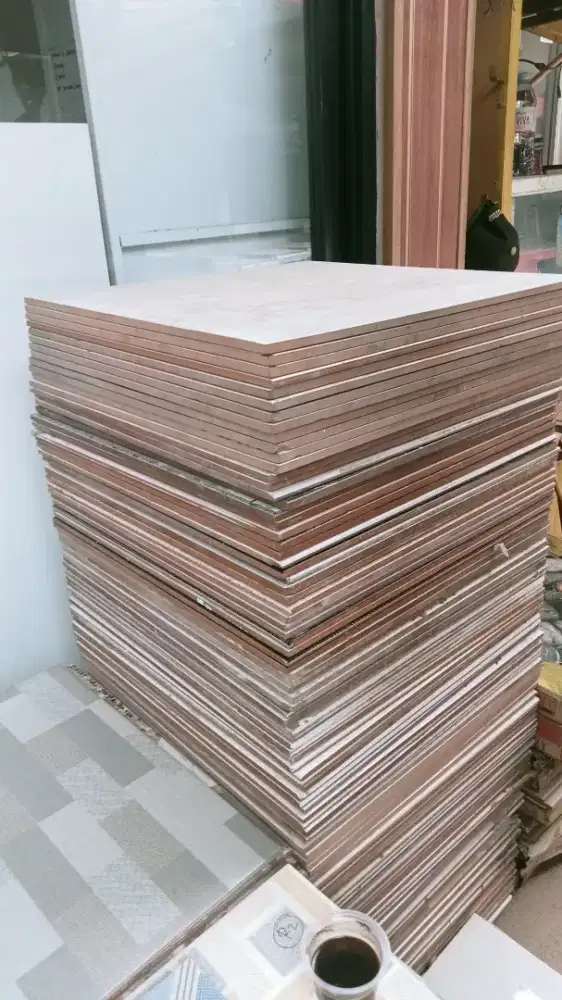 Keramik bekas contoh toko atau bekas Sempel