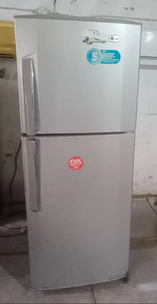 Kulkas 2 pintu LG. Mesin original pabrik belum rusak