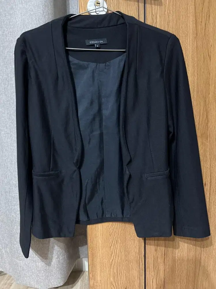 Blazer Hitam Connexion