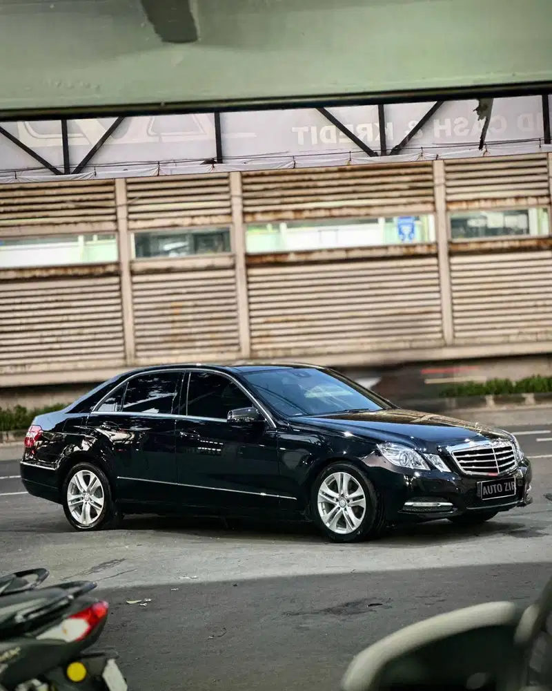 Mercedes Benz E300 AVG Sunroof Panoramic Hitam 2012 Tdp Murmer Ori Bu