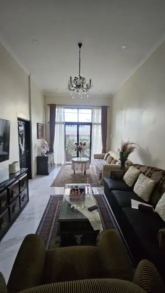 Rumah kost tempat usaha dipinggir jalan raya dkt STAN