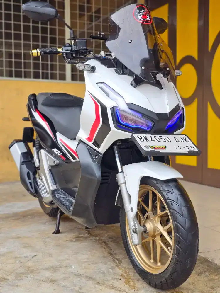 Honda ADV / ADV 150 CBS ISS KEYLESS 202P, Warna White Premium Metalic.