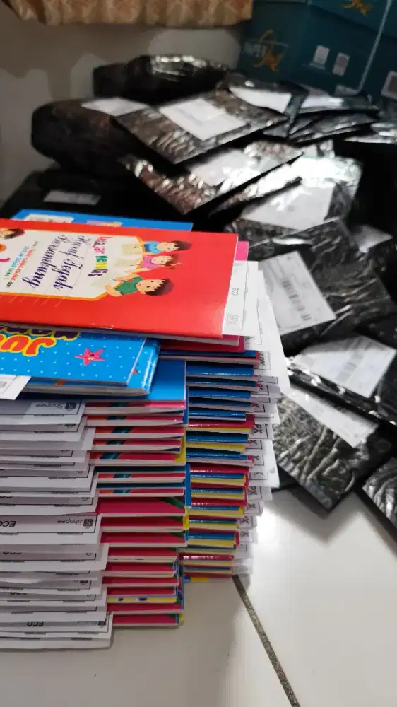 DIBUTUHKAN KARYAWAN PACKING PAKET OLSHOP