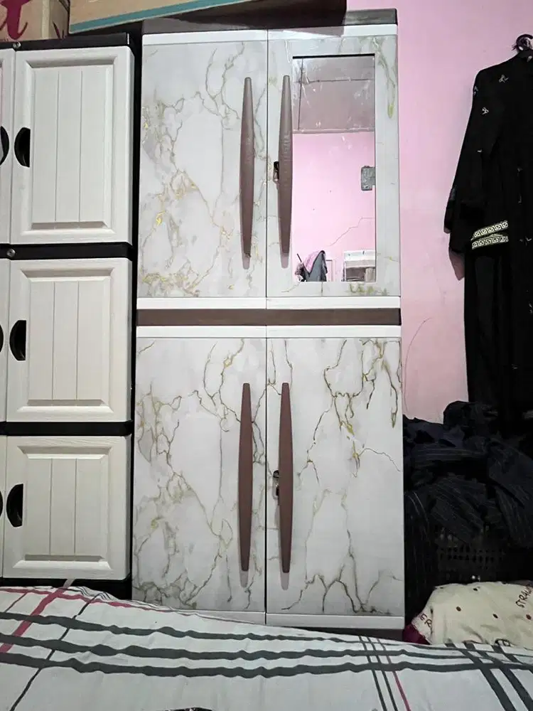 Lemari pakaian second