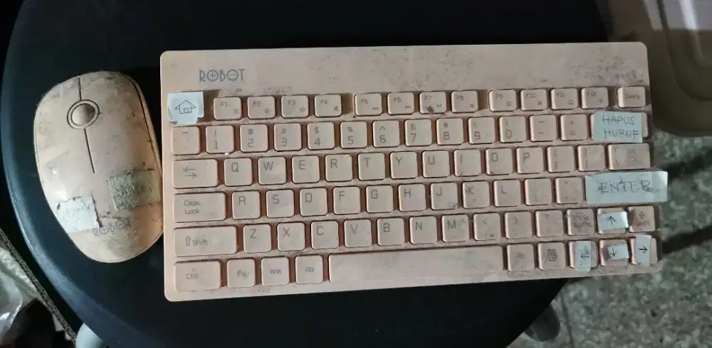 mouse (dengan baterei) dan keyboard