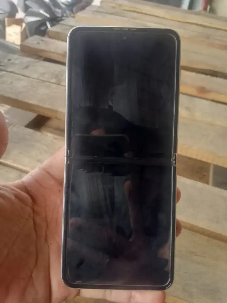 Samsung zflip 4 Ram 8 minus LCD mati tp LCD mulus gak retak