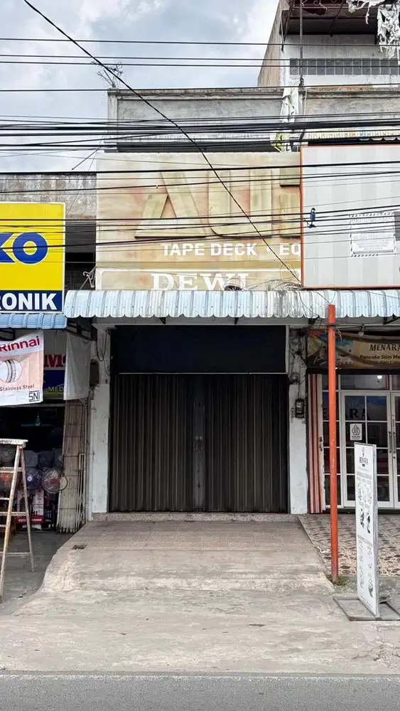 Disewakan Ruko 2,5 Lantai di Jalan Besar HM Yamin, Cocok Usaha