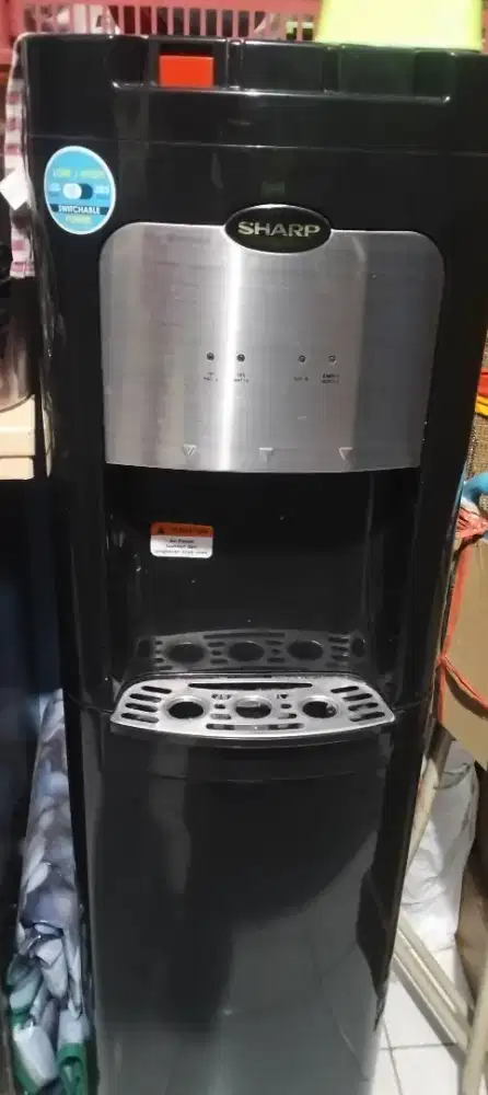 Jual dispenser merk Sharp. Panas bagus, dingin es. Kondisi bagus
