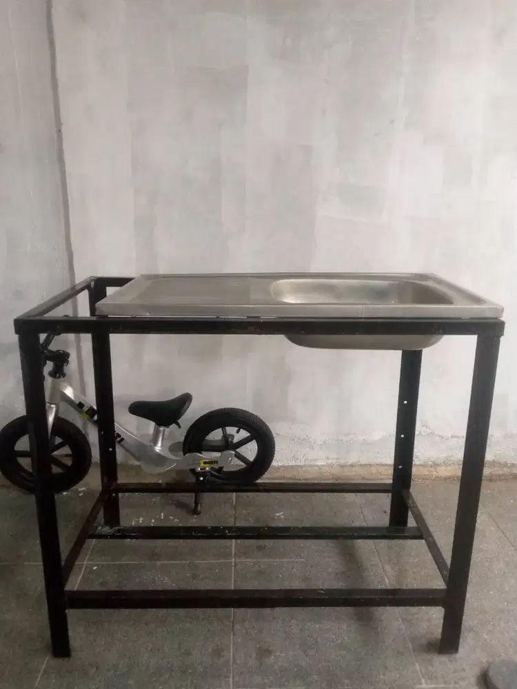 Meja besi dan sink cuci piring