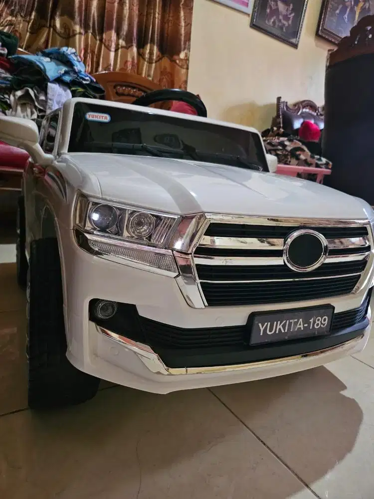 Mobil aki Yukita ban karet ada remot