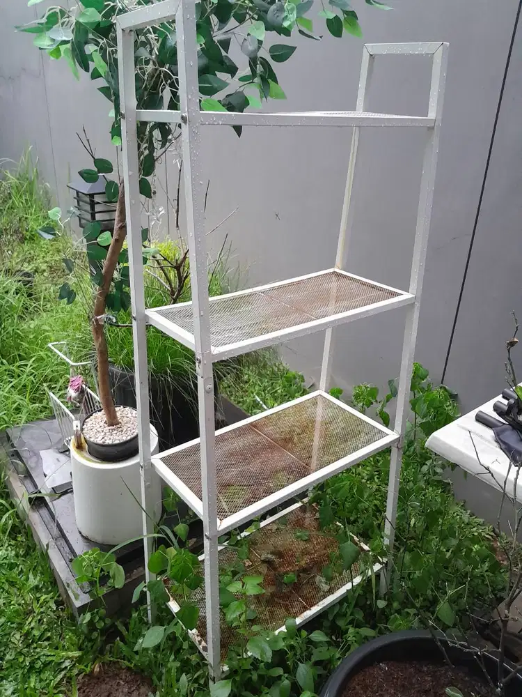 Rak besi tipis minimalis