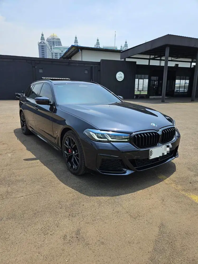 BMW 530i TOURING 2023 – BLACK ON BLACK