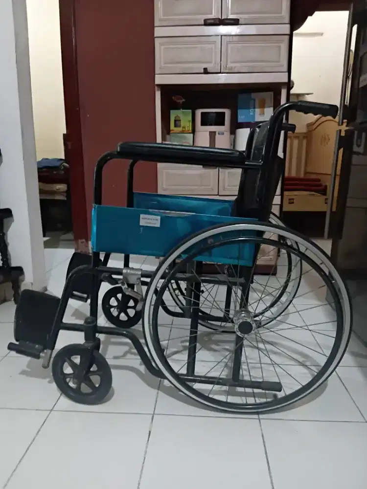 Kursi roda standart rumah sakit
