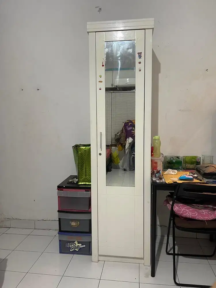 Lemari Pakaian Minimalis Putih – Ada Cermin, Kondisi Bagus”