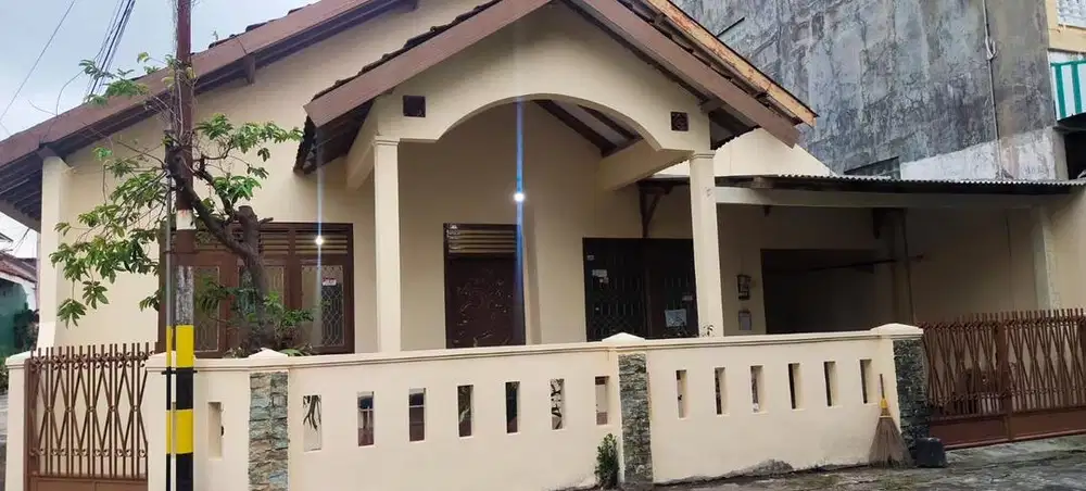 DIKONTRAKKAN RUMAH DALAM PERUMAHAN ASRI NYAMAN DEKAT UPY