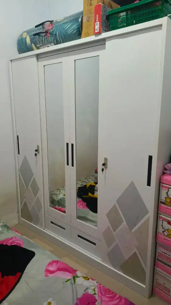 Lemari besi 4 pintu bekas rasa baru