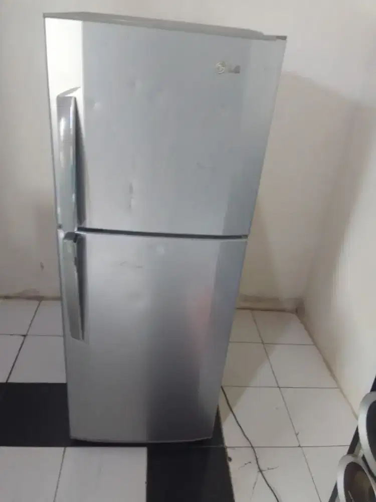 Kulkas 2 pintu merk LG masih orsinil
