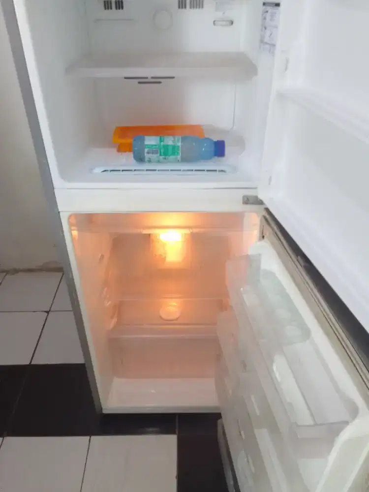 Kulkas 2 pintu merk LG masih orsinil