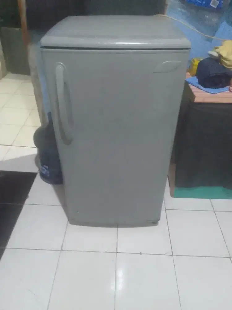 Freezer 4 rak merk Toshiba buat bikin es batu