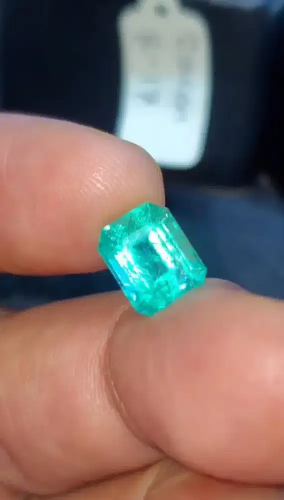 Langka !!! Russian Emerald Neon Bluish Green 2.40 ct