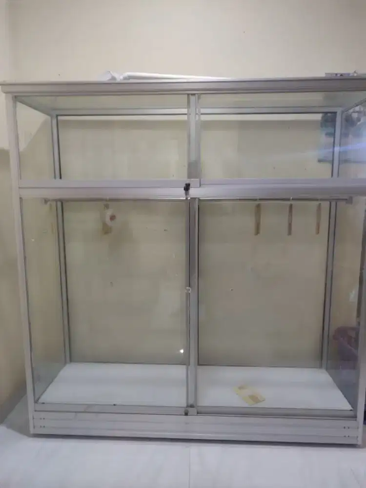 DIJUAL CEPAT LEMARI ETALASE ALUMINIUM FULL KACA