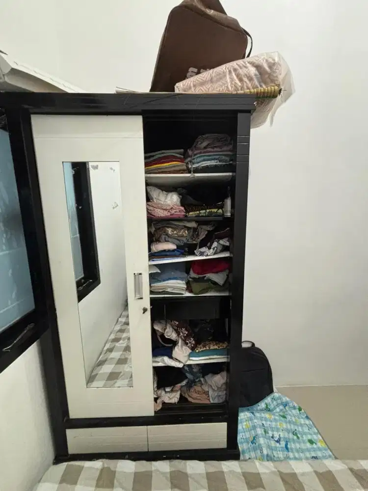 Lemari pakaian second