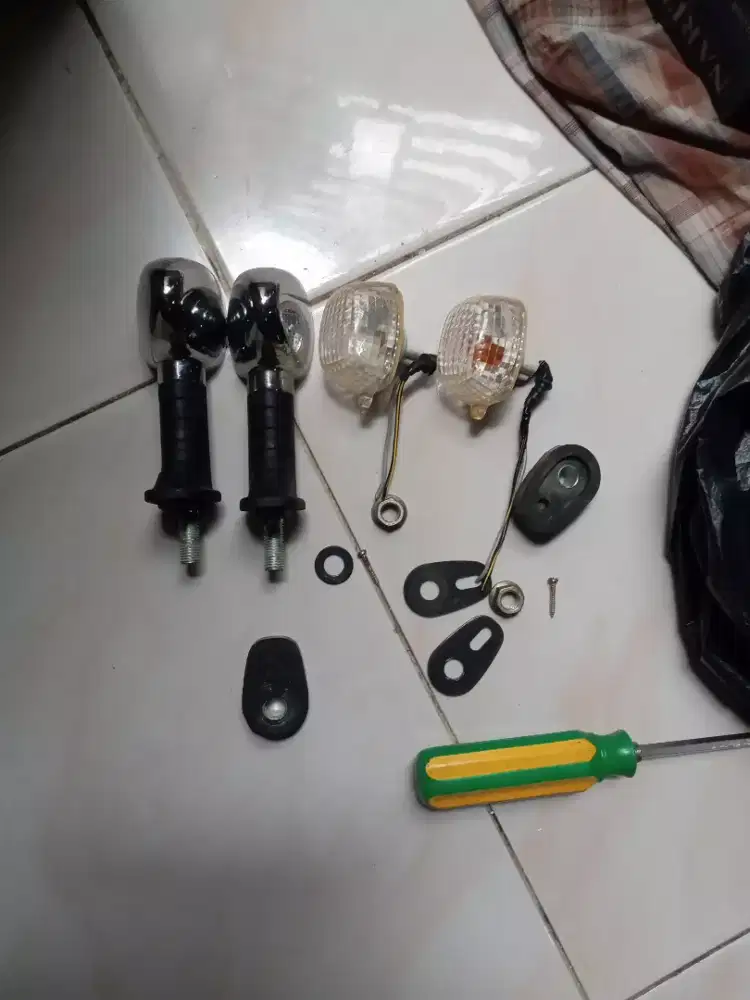 Lampu sein 2 buah + 1 kaca spion scorpio yg mau aja jual cepat