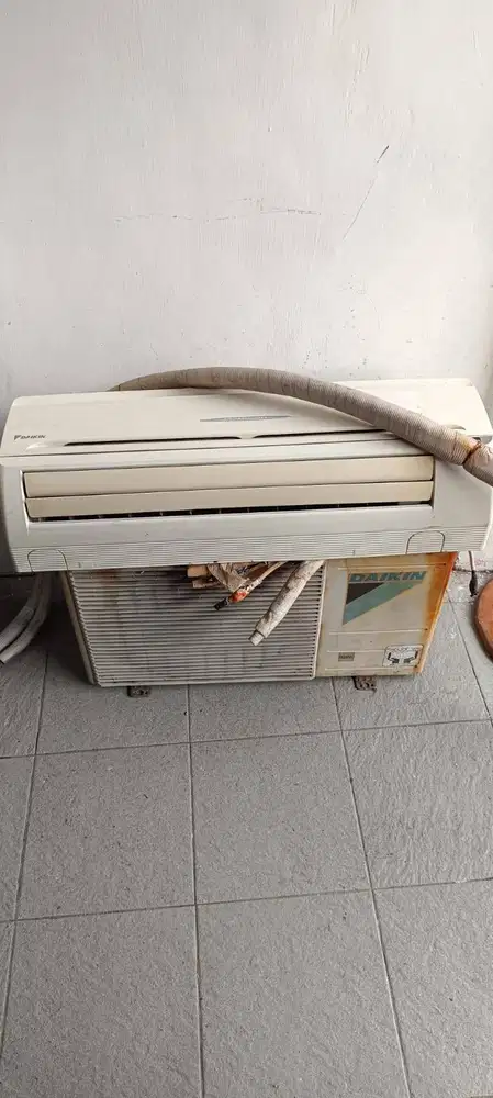 AC 1 PK Daikin 2 Set unit Pemakaian setahun.